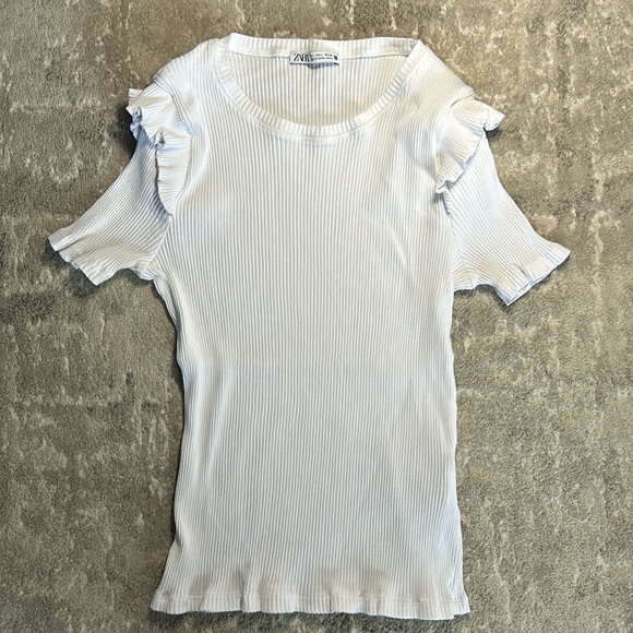 ZARA WHITE RIBBED TOP WITH RUFFLED SHOULDERS - Picture 1 of 3